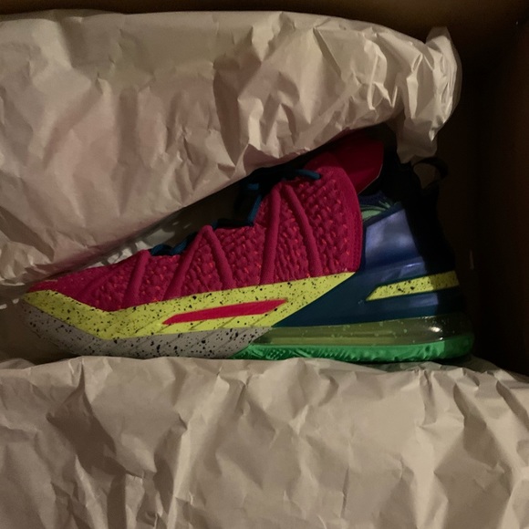 Athletic_Shoes